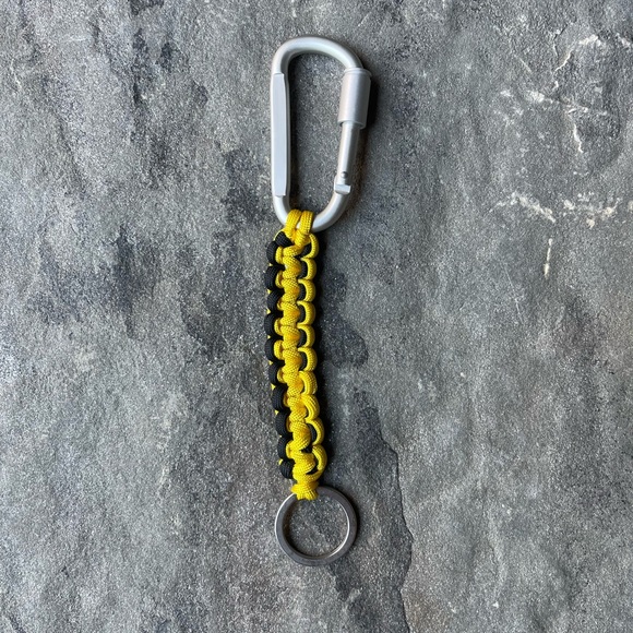 New🌟UO Black-Gold Tech Bungee Keyring - Picture 3 of 3